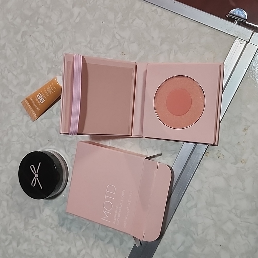 Makeup Bundle - Picture 2 of 2